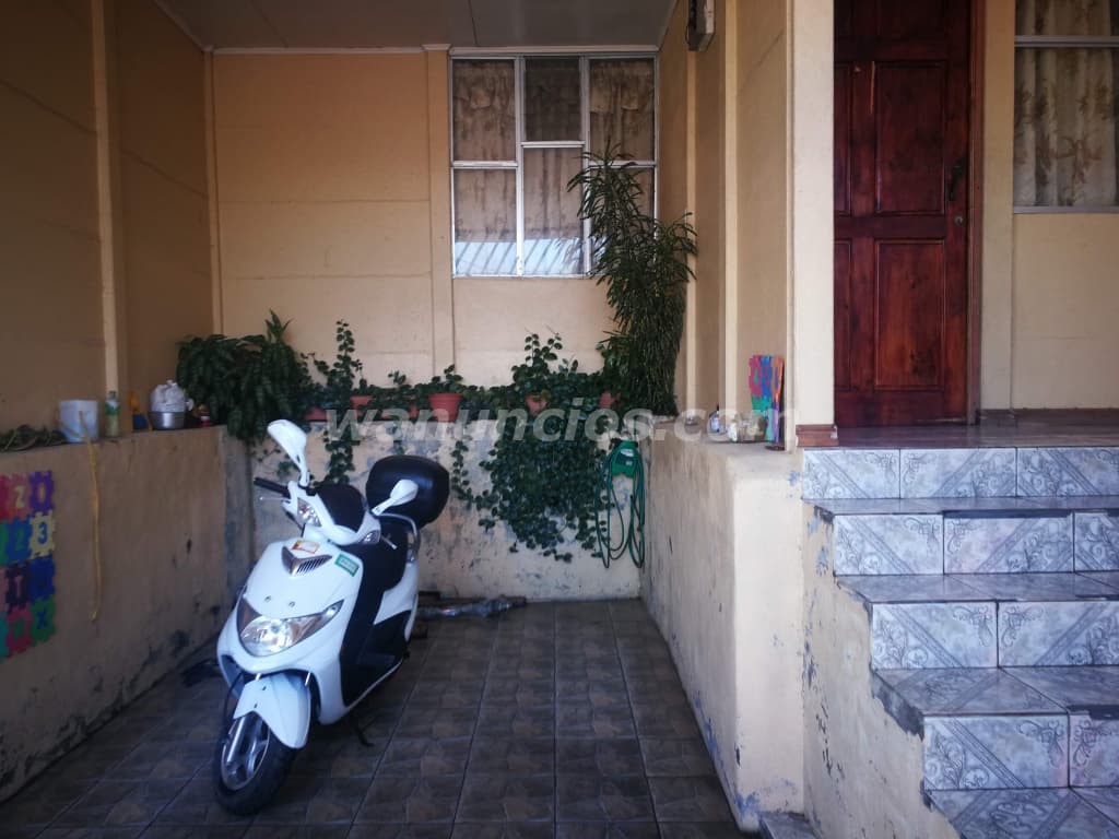 25.000.000 Colones - Casa de 2 plantas con cochera recién remodelada amplia cochera piso cerámico (P