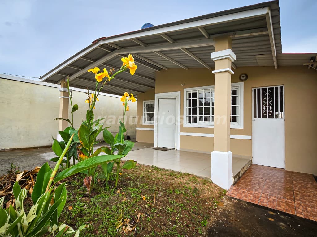 8 Balboas - Se vende casa, verla es comprarla -Las cumbres lugar fresco (San lorenzo)