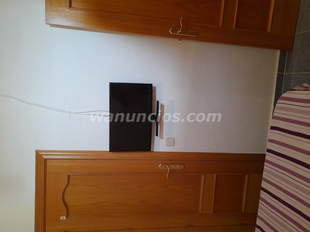 1 € - Chico busca chica soltera para compartir apartamento sin coste te interesa? (Centro Madrid)