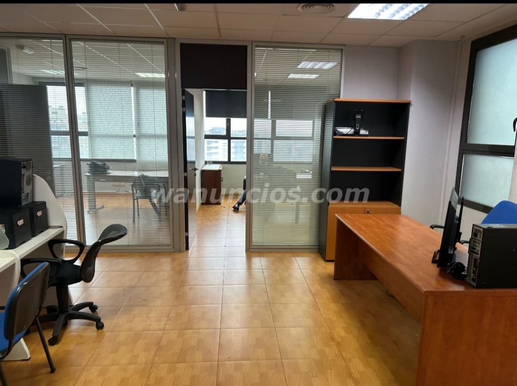 1.200 € - Oficina alquiler con 4 despachos y cocina (Carabanchel)