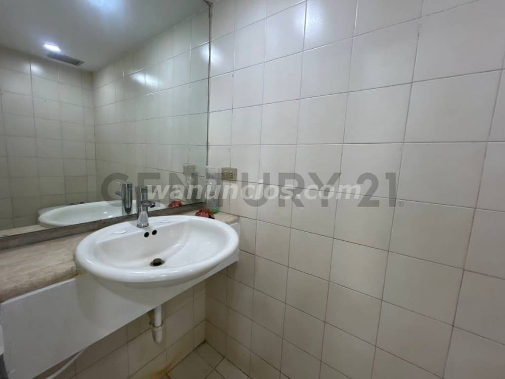 1.000 US$ - Alquiler de local comercial en C.C San Ignacio (Chacao)