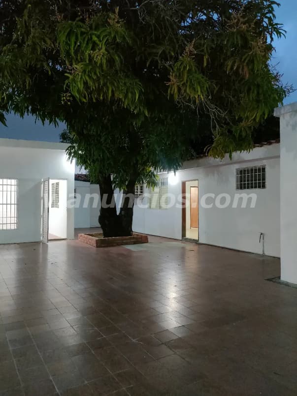 300 US$ - OFICINAS EN ALQUILER, CERCA DEL DORAL MALL (Avenida Fuerzas Armadas, MCBO) 2