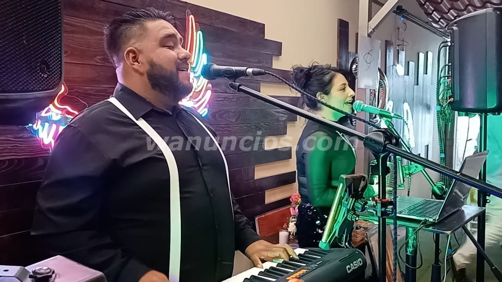 Cantantes para amenizar tu evento llámanos 3