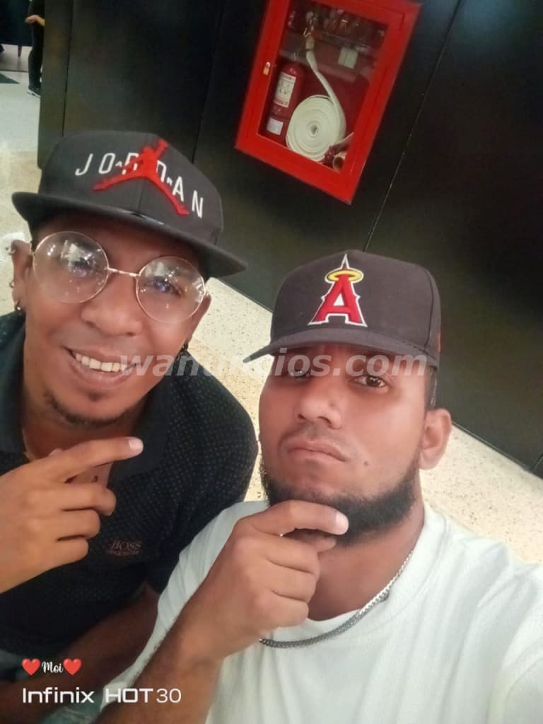 2 Morenos jóvenes discretos varoniles serios (Caracas) 3