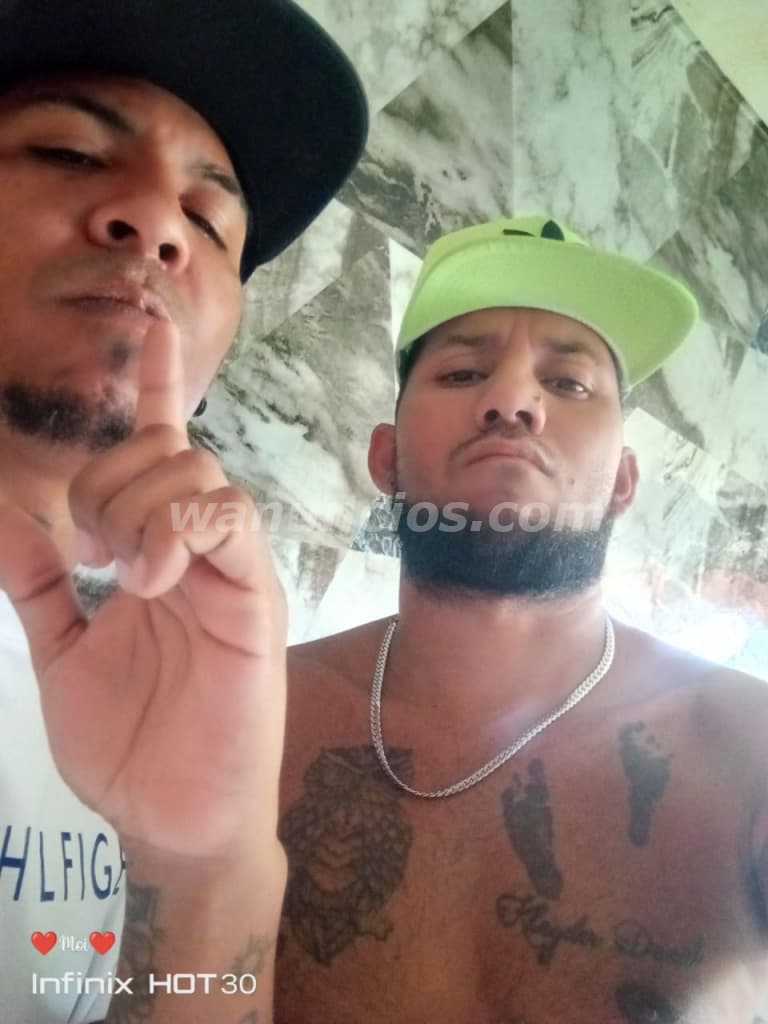 2 Morenos jóvenes discretos varoniles serios (Caracas) 4