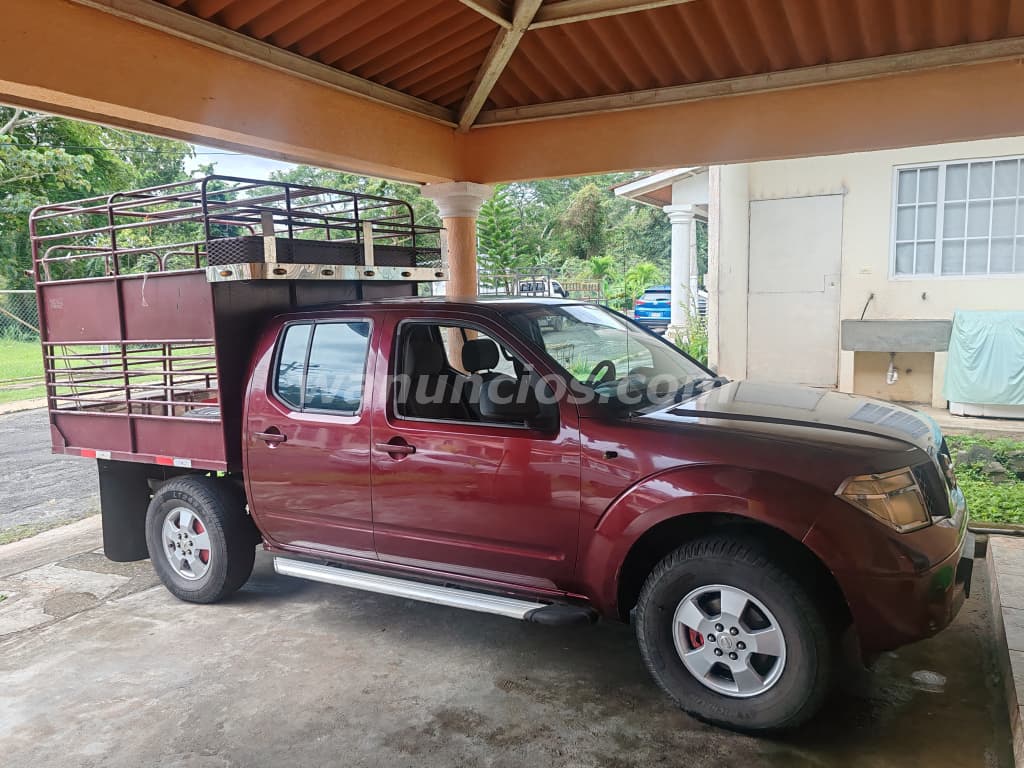 7.000 US$ - Se vende camioneta Nissan Navara color rojo, año 2009, doble cabina, 4x4