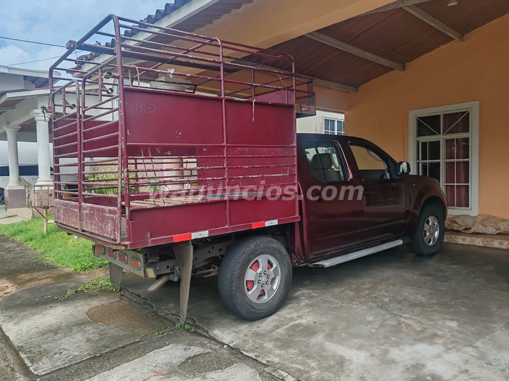 7.000 US$ - Se vende camioneta Nissan Navara color rojo, año 2009, doble cabina, 4x4 2