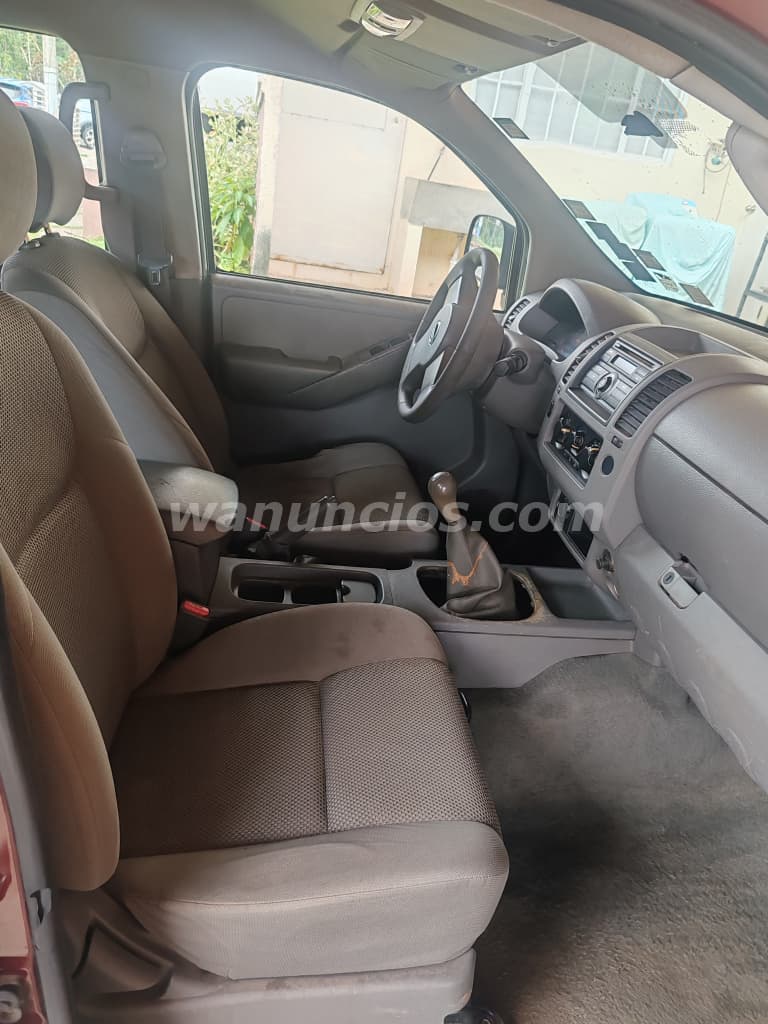 7.000 US$ - Se vende camioneta Nissan Navara color rojo, año 2009, doble cabina, 4x4 3
