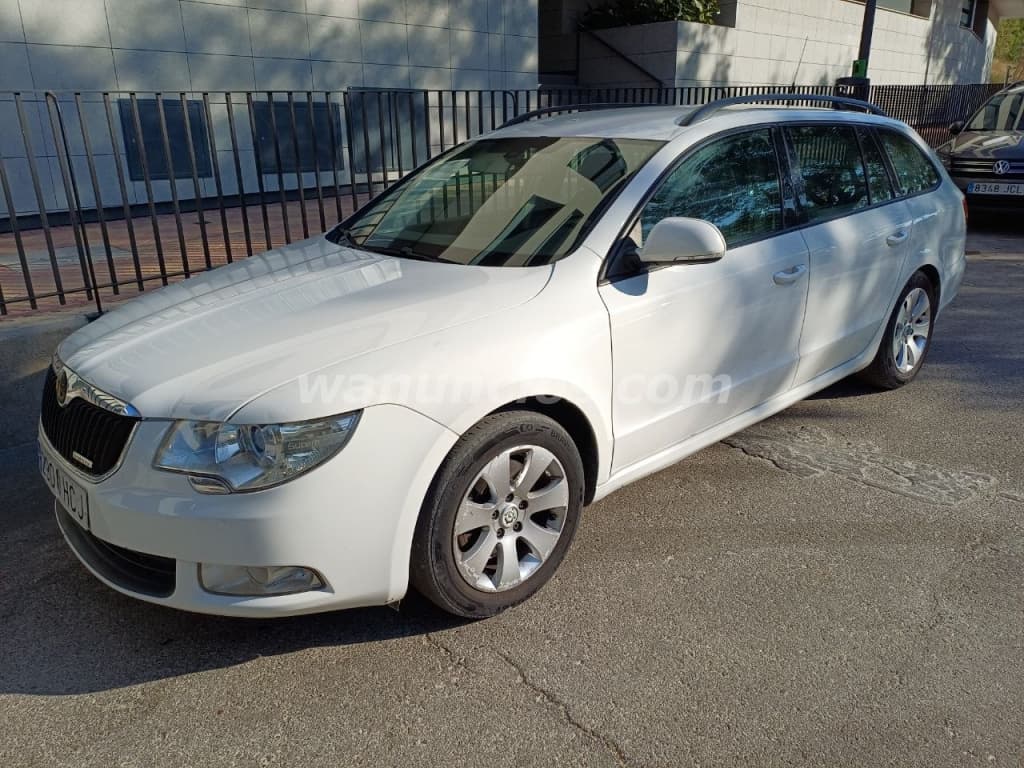 4.999 € - Skoda Superb 1.6 tdi familiar 2011 color blanco (Madrid)