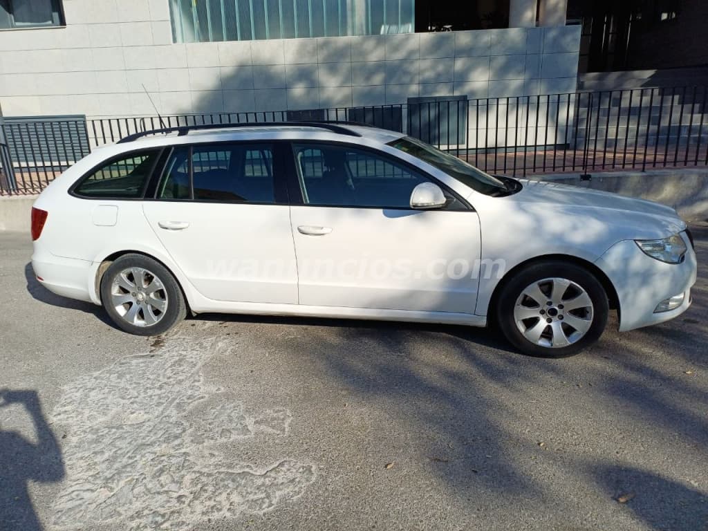 4.999 € - Skoda Superb 1.6 tdi familiar 2011 color blanco (Madrid) 3