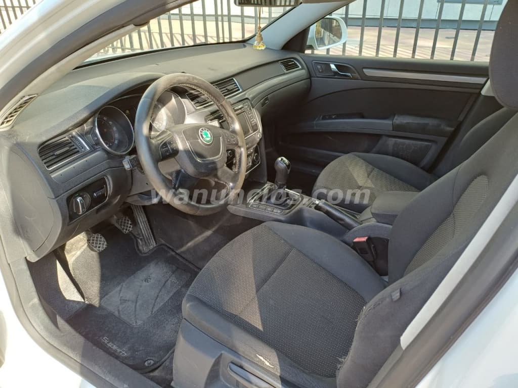 4.999 € - Skoda Superb 1.6 tdi familiar 2011 color blanco (Madrid) 4