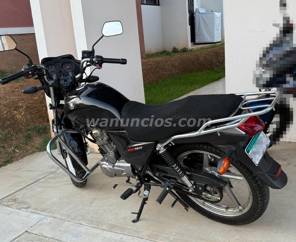 1.000 US$ - Se vende moto con papeles al dia en buen estado (La chorrera Panama oeste) 2