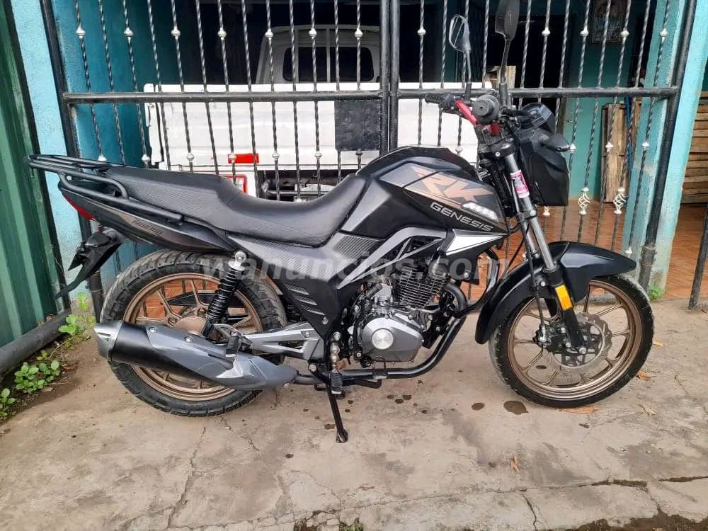 1.050 US$ - Vendo linda Génesis RK 125, año 2024 nítida en buen estado (Laureles sur)