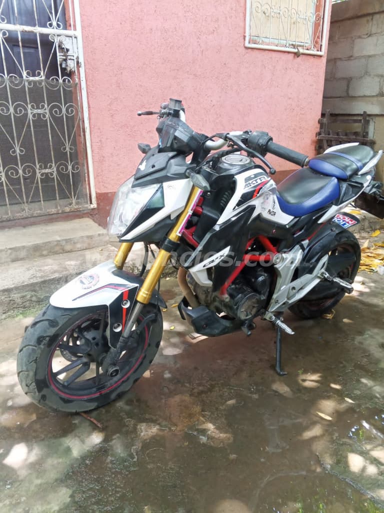 700 US$ - Moto AKT 180, 6 VELOCIDADES. Gagan disponible para hoy (Colonia el periodista)