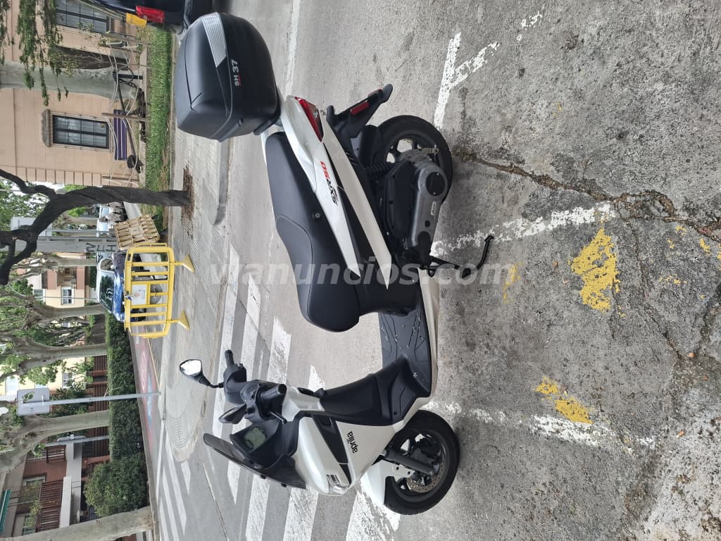 2.000 € - Vendo Aprilia SXR50 del 2025 con maleta trasera, candado y guantes. (Maresme) 2