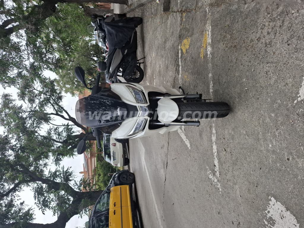2.000 € - Vendo Aprilia SXR50 del 2025 con maleta trasera, candado y guantes. (Maresme) 3