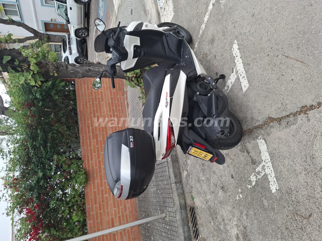 2.000 € - Vendo Aprilia SXR50 del 2025 con maleta trasera, candado y guantes. (Maresme) 4
