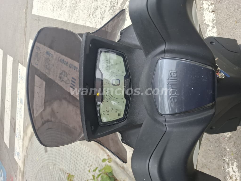 2.000 € - Vendo Aprilia SXR50 del 2025 con maleta trasera, candado y guantes. (Maresme) 5