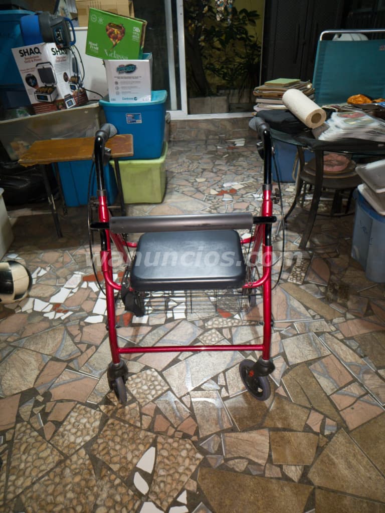 110 Balboas - Se vende caminadora y baston ajustable, poco uso. (Panama)