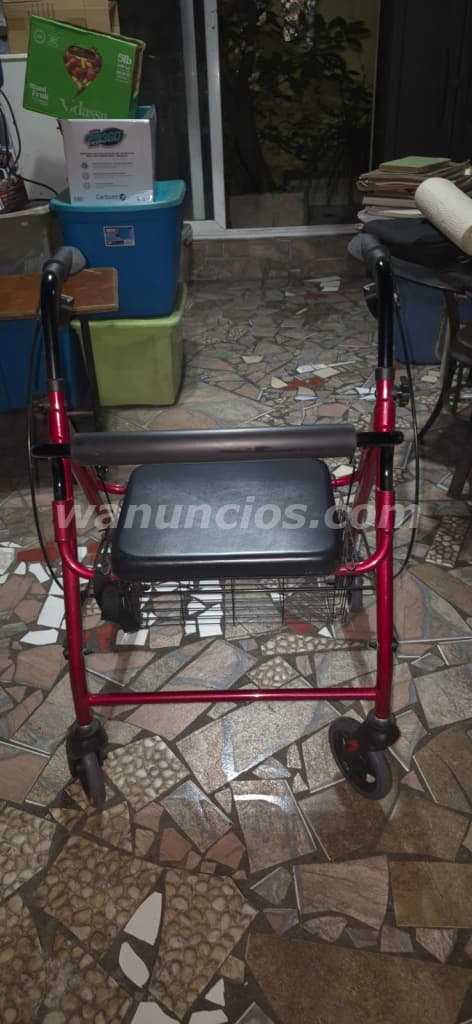 110 Balboas - Se vende caminadora y baston ajustable, poco uso. (Panama) 2