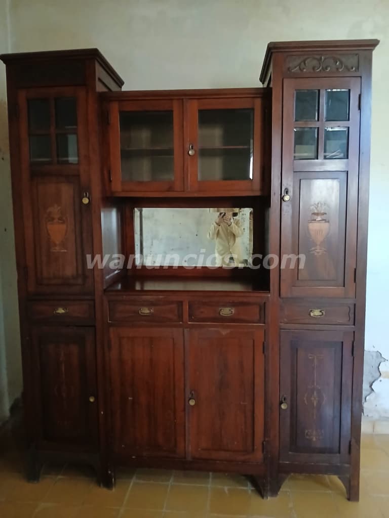 20.000 Pesos - Mueble Antiguo de buena madera: Ideal para comedor o cocina amplia (Durazno)