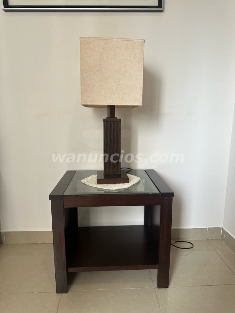 240 US$ - Mesita de sala cuadrada de madera chocolate. Incluye lámpara. Negociable (Tumba Muerto)