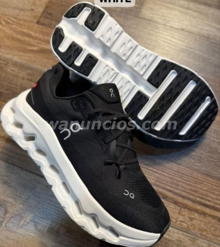 1.200 Córdobas - Zapatos on cloud talla 41/40, par de color azul y un par de color negro (Managua)