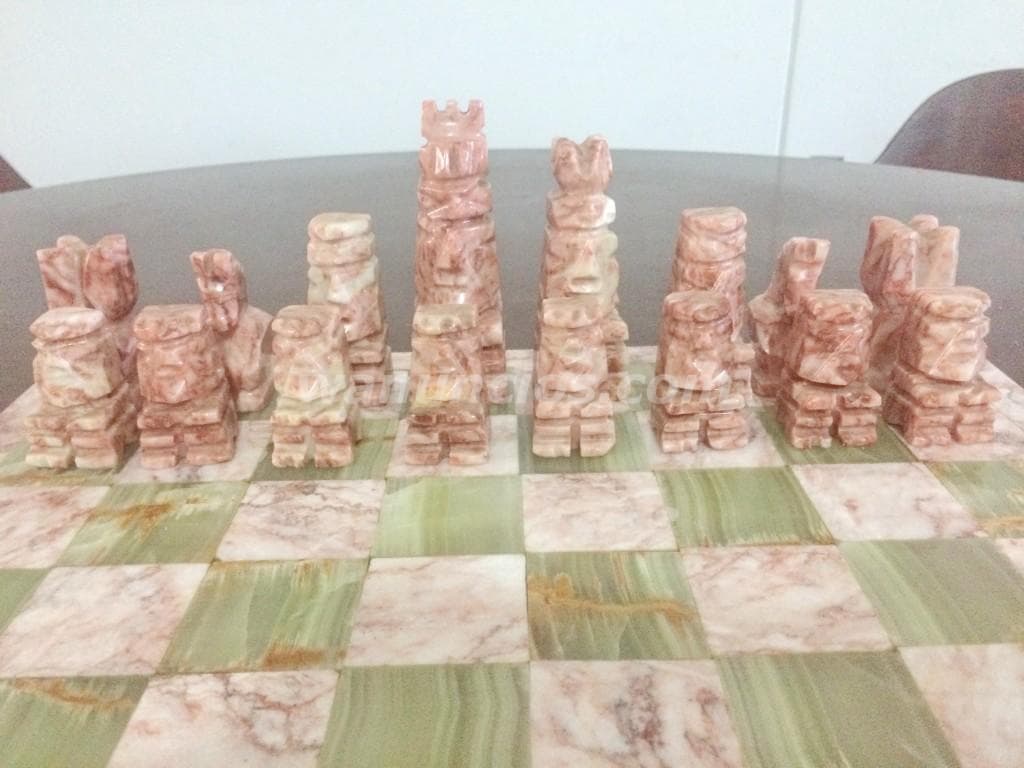 25.000 Colones - Juego de ajedrez fabricado en onix mexicano (Rohrmoser)