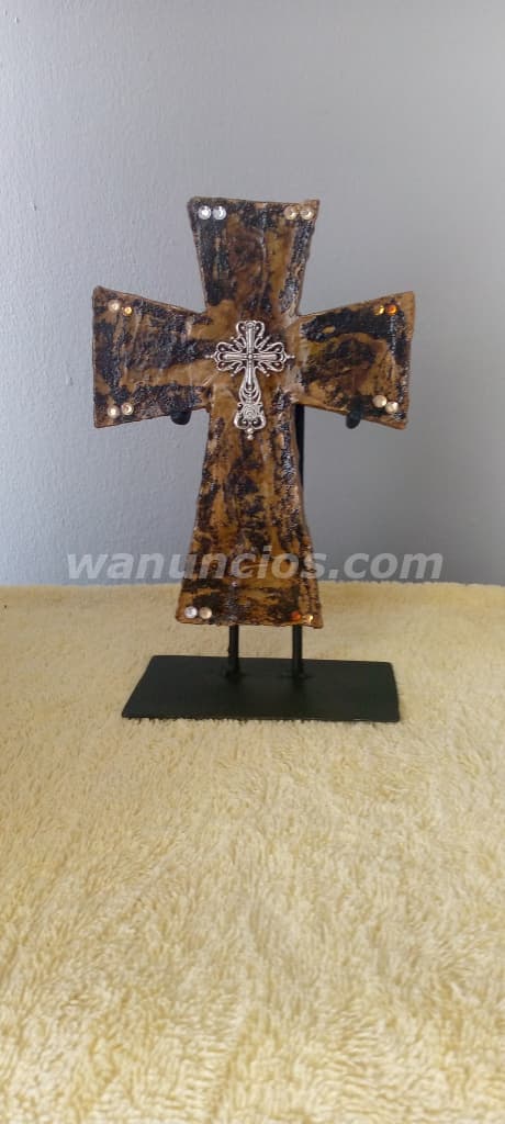 Se venden crucifijos hechos uno diferente del otro , con un toque personal (bethania)