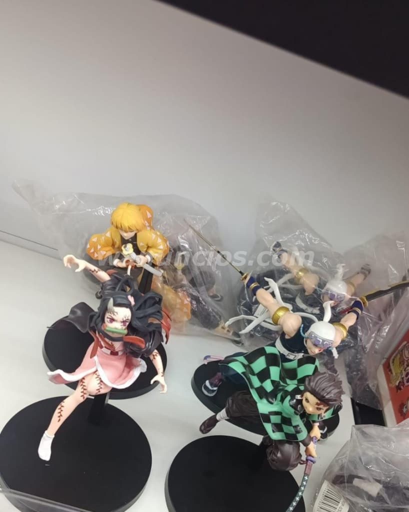 350 Córdobas - Figura de demons Slayer nuevas con su base y caja (Cuidad jardín)