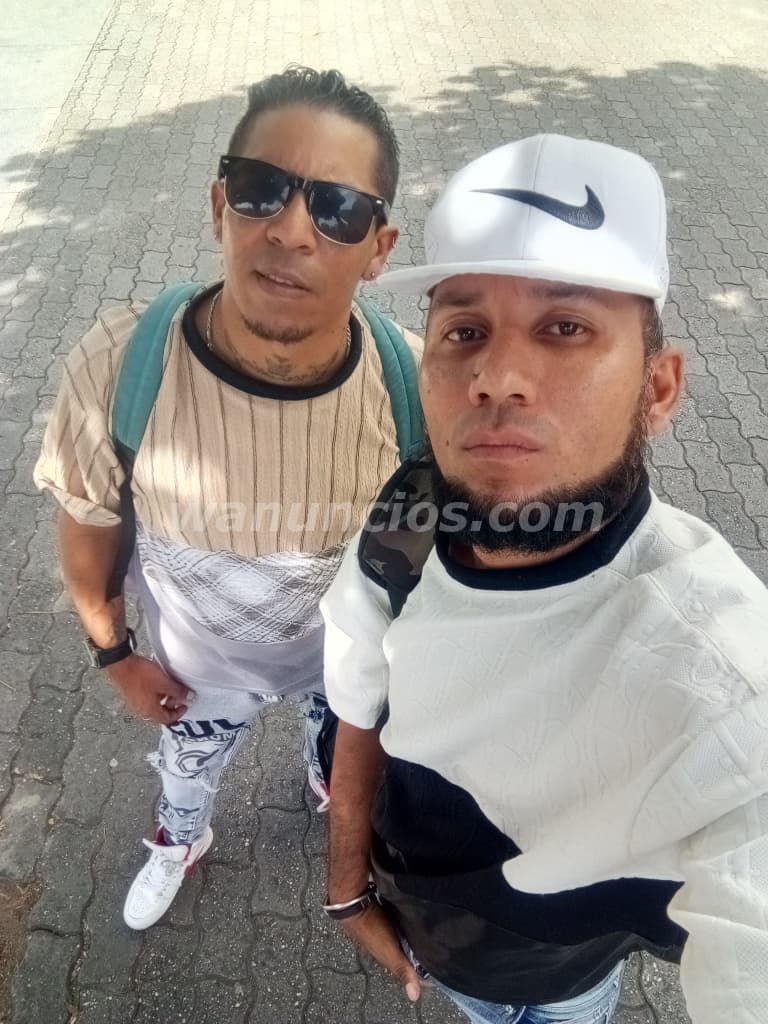 Jóvenes activos serios masculinos discretos (Caracas)