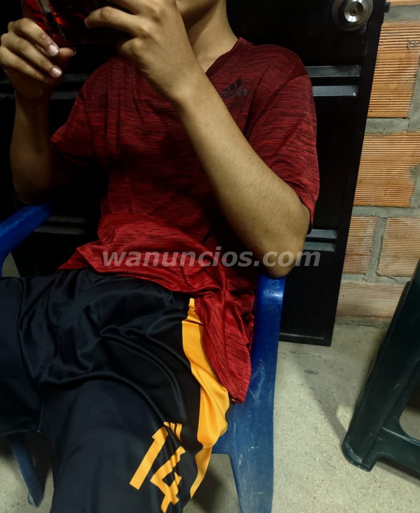 Joven de 18 complaciente y atrevido real