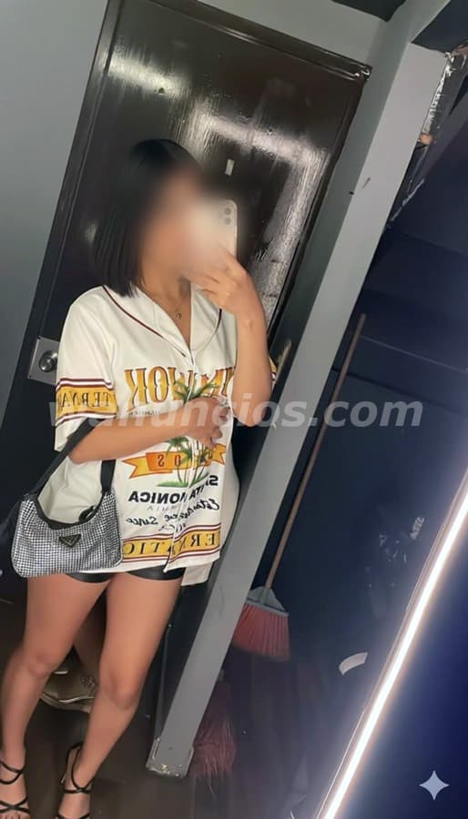 Una mujer delgadita muy hermosa con un porte elegante (CENTRO)