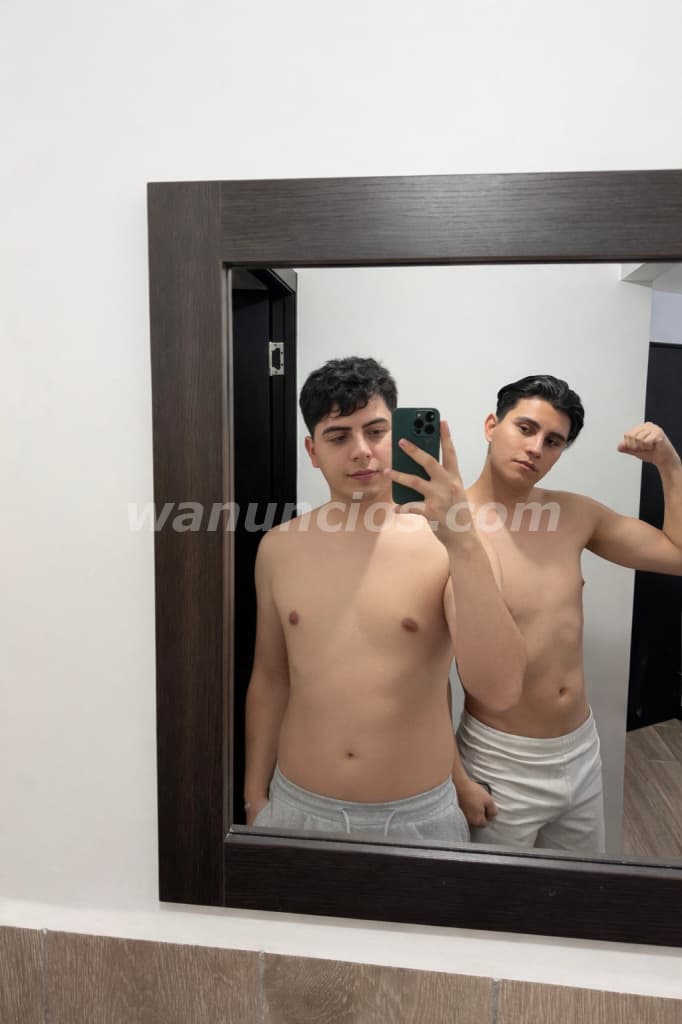 DOS CHICOS VERSÁTILES EXTRANJEROS, SERVICIO PREMIUM (ESCALÓN) 4