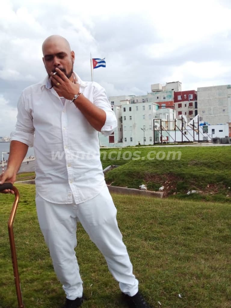 Chico cubano busca relación y ayuda económica (Habava)