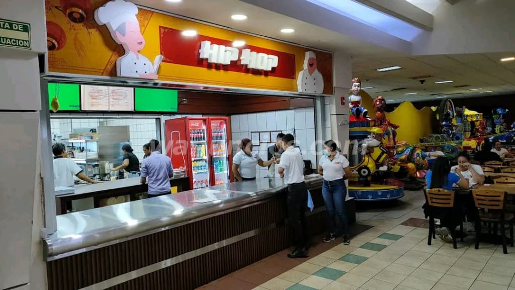 Busco chica que esté dispuesta por 40 dólares para mañana (Plaza Inter)