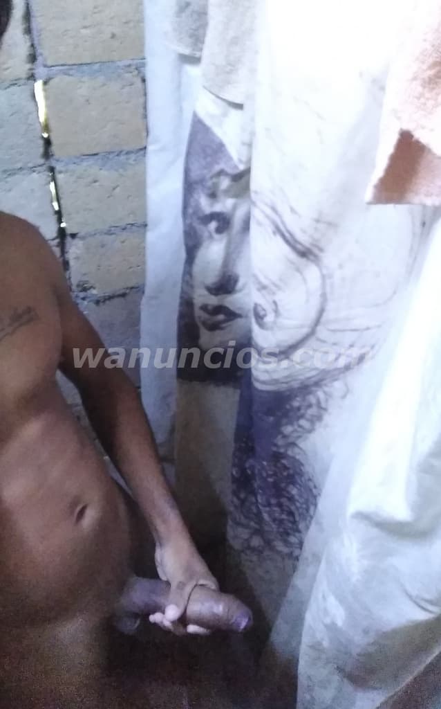 Hola soy un chico escort de 25 años disponible solo para estranjeros